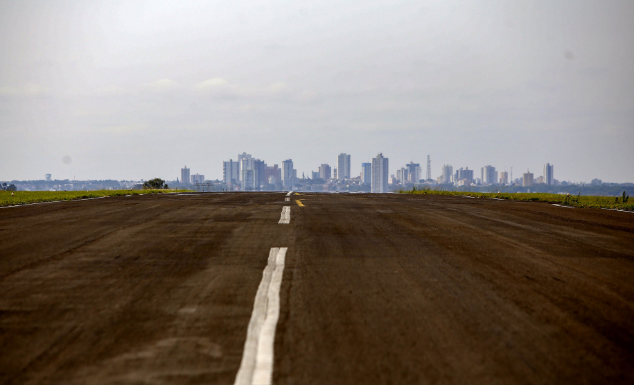 Quem precisa se deslocar entre Arapongas e Curitiba passou a contar com uma opção mais rápida e segura. O governador Carlos Massa Ratinho Junior confirmou nesta quarta-feira (30), no aeroporto municipal, a incorporação da cidade da Região Norte ao Voe Paraná, o maior programa de aviação regional do País. -  Arapongas, 30/09/2021  -  Foto Gilson Abreu/AEN
