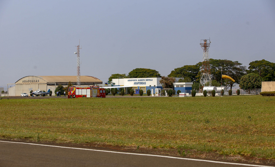 Quem precisa se deslocar entre Arapongas e Curitiba passou a contar com uma opção mais rápida e segura. O governador Carlos Massa Ratinho Junior confirmou nesta quarta-feira (30), no aeroporto municipal, a incorporação da cidade da Região Norte ao Voe Paraná, o maior programa de aviação regional do País. -  Arapongas, 30/09/2021  -  Foto Gilson Abreu/AEN