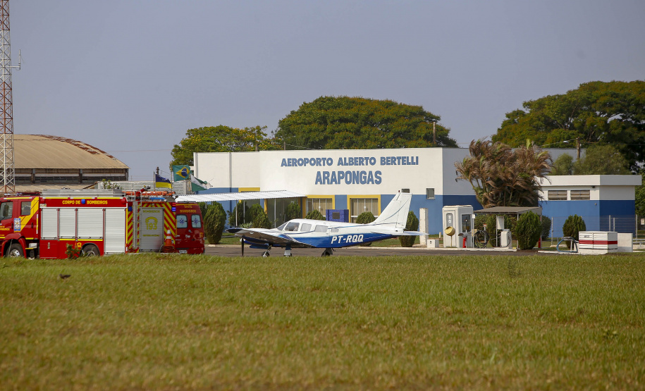 Quem precisa se deslocar entre Arapongas e Curitiba passou a contar com uma opção mais rápida e segura. O governador Carlos Massa Ratinho Junior confirmou nesta quarta-feira (30), no aeroporto municipal, a incorporação da cidade da Região Norte ao Voe Paraná, o maior programa de aviação regional do País. -  Arapongas, 30/09/2021  -  Foto Gilson Abreu/AEN