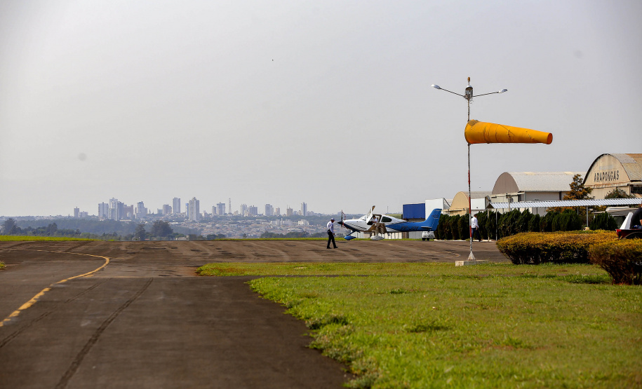 Quem precisa se deslocar entre Arapongas e Curitiba passou a contar com uma opção mais rápida e segura. O governador Carlos Massa Ratinho Junior confirmou nesta quarta-feira (30), no aeroporto municipal, a incorporação da cidade da Região Norte ao Voe Paraná, o maior programa de aviação regional do País. -  Arapongas, 30/09/2021  -  Foto Gilson Abreu/AEN