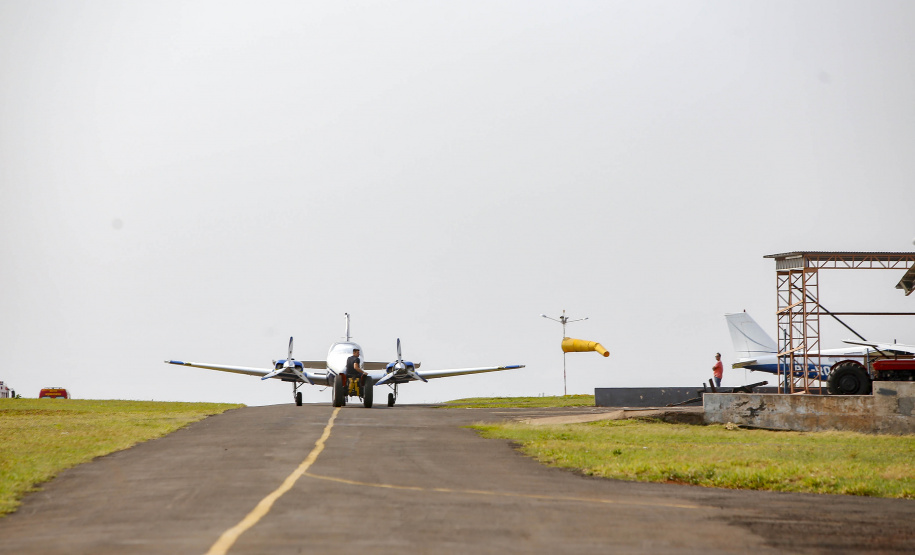 Quem precisa se deslocar entre Arapongas e Curitiba passou a contar com uma opção mais rápida e segura. O governador Carlos Massa Ratinho Junior confirmou nesta quarta-feira (30), no aeroporto municipal, a incorporação da cidade da Região Norte ao Voe Paraná, o maior programa de aviação regional do País. -  Arapongas, 30/09/2021  -  Foto Gilson Abreu/AEN