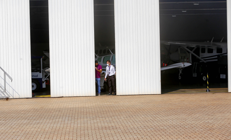 Quem precisa se deslocar entre Arapongas e Curitiba passou a contar com uma opção mais rápida e segura. O governador Carlos Massa Ratinho Junior confirmou nesta quarta-feira (30), no aeroporto municipal, a incorporação da cidade da Região Norte ao Voe Paraná, o maior programa de aviação regional do País. -  Arapongas, 30/09/2021  -  Foto Gilson Abreu/AEN