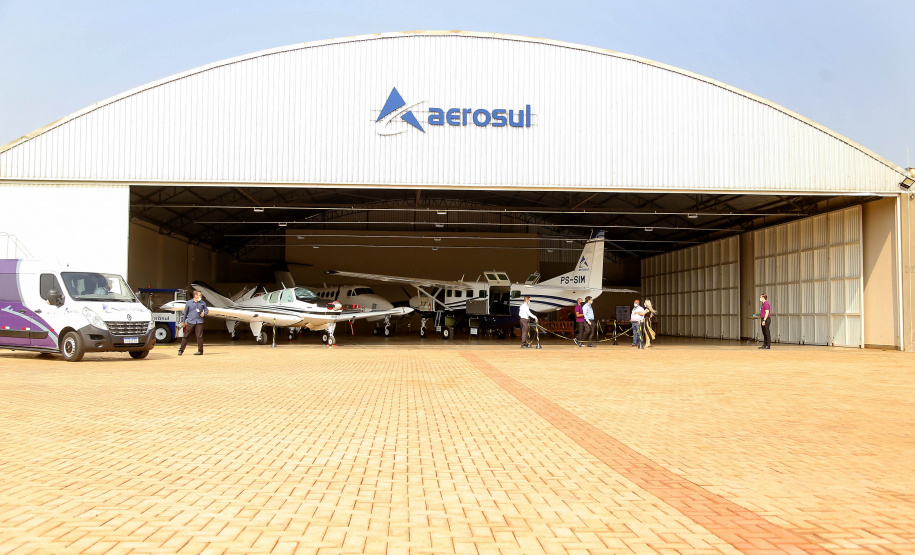 Quem precisa se deslocar entre Arapongas e Curitiba passou a contar com uma opção mais rápida e segura. O governador Carlos Massa Ratinho Junior confirmou nesta quarta-feira (30), no aeroporto municipal, a incorporação da cidade da Região Norte ao Voe Paraná, o maior programa de aviação regional do País. -  Arapongas, 30/09/2021  -  Foto Gilson Abreu/AEN