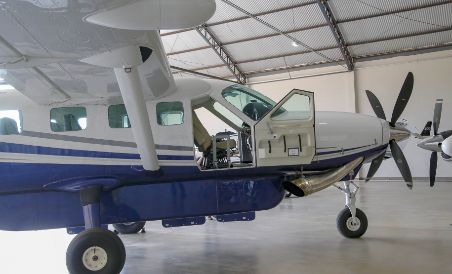 Quem precisa se deslocar entre Arapongas e Curitiba passou a contar com uma opção mais rápida e segura. O governador Carlos Massa Ratinho Junior confirmou nesta quarta-feira (30), no aeroporto municipal, a incorporação da cidade da Região Norte ao Voe Paraná, o maior programa de aviação regional do País. -  Arapongas, 30/09/2021  -  Foto Gilson Abreu/AEN