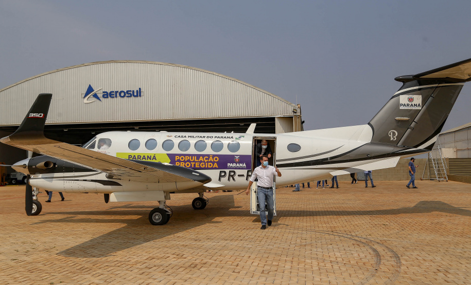 Quem precisa se deslocar entre Arapongas e Curitiba passou a contar com uma opção mais rápida e segura. O governador Carlos Massa Ratinho Junior confirmou nesta quarta-feira (30), no aeroporto municipal, a incorporação da cidade da Região Norte ao Voe Paraná, o maior programa de aviação regional do País. -  Arapongas, 30/09/2021  -  Foto Gilson Abreu/AEN