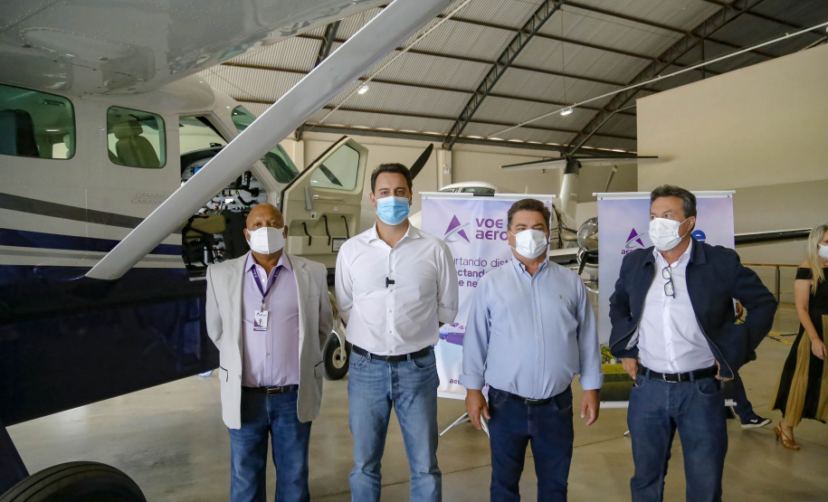 Quem precisa se deslocar entre Arapongas e Curitiba passou a contar com uma opção mais rápida e segura. O governador Carlos Massa Ratinho Junior confirmou nesta quarta-feira (30), no aeroporto municipal, a incorporação da cidade da Região Norte ao Voe Paraná, o maior programa de aviação regional do País. -  Arapongas, 30/09/2021  -  Foto Gilson Abreu/AEN