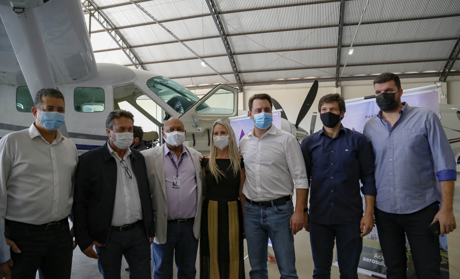 Quem precisa se deslocar entre Arapongas e Curitiba passou a contar com uma opção mais rápida e segura. O governador Carlos Massa Ratinho Junior confirmou nesta quarta-feira (30), no aeroporto municipal, a incorporação da cidade da Região Norte ao Voe Paraná, o maior programa de aviação regional do País. -  Arapongas, 30/09/2021  -  Foto Gilson Abreu/AEN