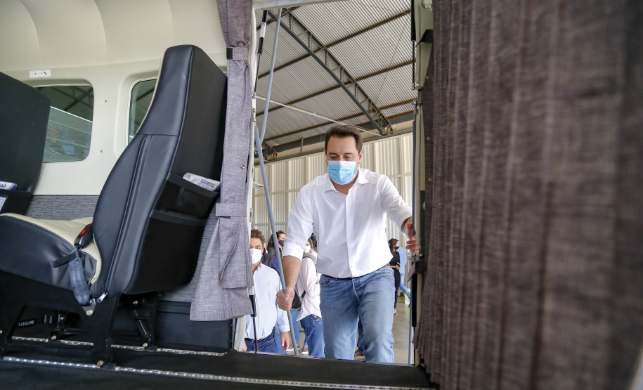 Quem precisa se deslocar entre Arapongas e Curitiba passou a contar com uma opção mais rápida e segura. O governador Carlos Massa Ratinho Junior confirmou nesta quarta-feira (30), no aeroporto municipal, a incorporação da cidade da Região Norte ao Voe Paraná, o maior programa de aviação regional do País. -  Arapongas, 30/09/2021  -  Foto Gilson Abreu/AEN