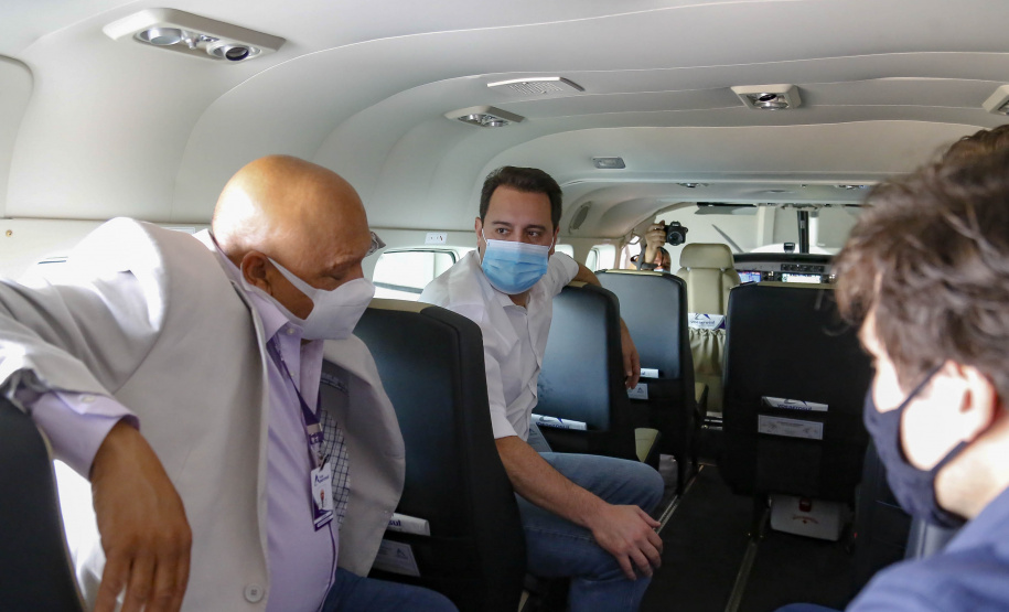 Quem precisa se deslocar entre Arapongas e Curitiba passou a contar com uma opção mais rápida e segura. O governador Carlos Massa Ratinho Junior confirmou nesta quarta-feira (30), no aeroporto municipal, a incorporação da cidade da Região Norte ao Voe Paraná, o maior programa de aviação regional do País. -  Arapongas, 30/09/2021  -  Foto Gilson Abreu/AEN