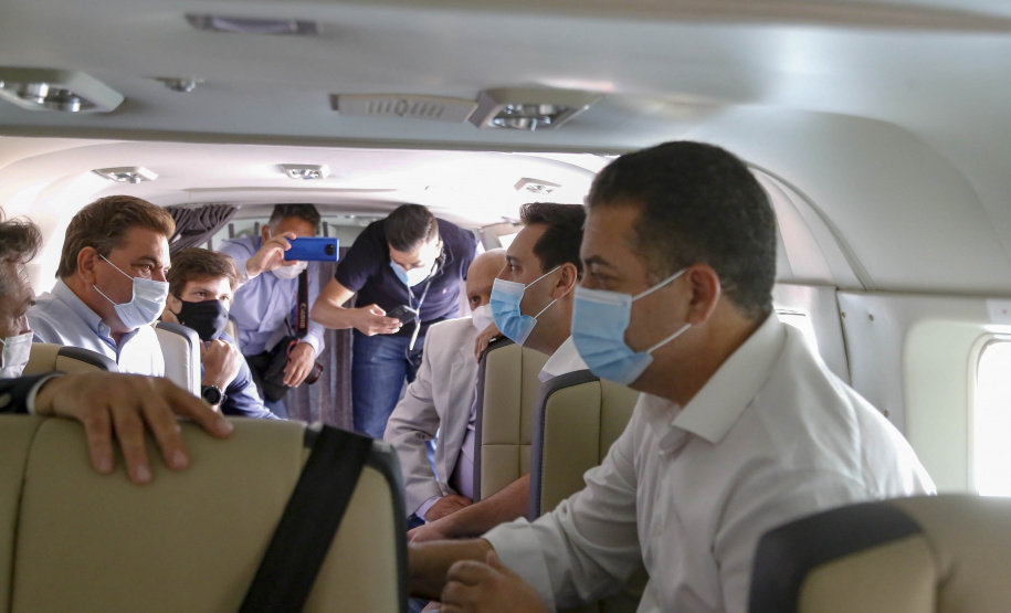 Quem precisa se deslocar entre Arapongas e Curitiba passou a contar com uma opção mais rápida e segura. O governador Carlos Massa Ratinho Junior confirmou nesta quarta-feira (30), no aeroporto municipal, a incorporação da cidade da Região Norte ao Voe Paraná, o maior programa de aviação regional do País. -  Arapongas, 30/09/2021  -  Foto Gilson Abreu/AEN