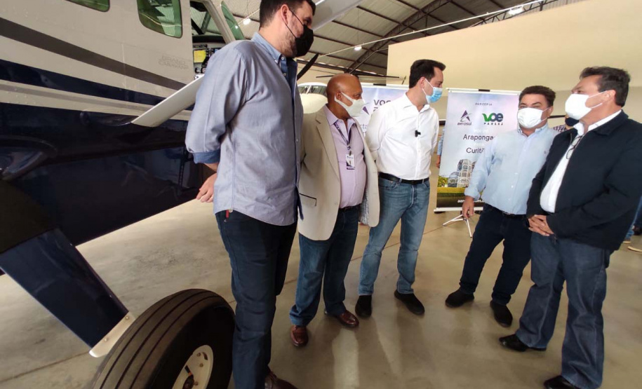 Quem precisa se deslocar entre Arapongas e Curitiba passou a contar com uma opção mais rápida e segura. O governador Carlos Massa Ratinho Junior confirmou nesta quarta-feira (30), no aeroporto municipal, a incorporação da cidade da Região Norte ao Voe Paraná, o maior programa de aviação regional do País. Foto: Jonathan Campos/AEN