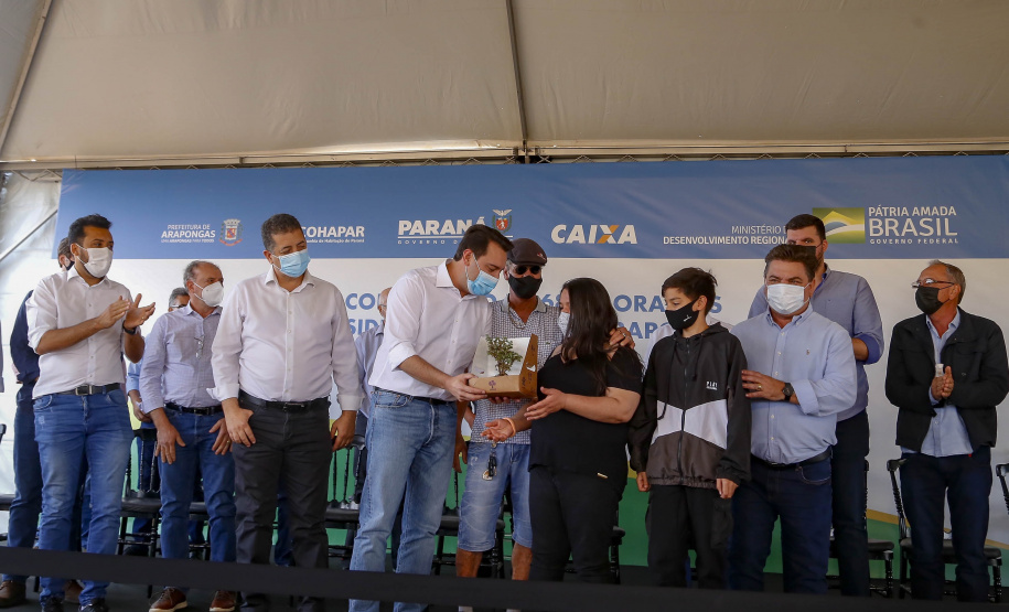 Arapongas, na Região Norte, vai dar um salto de qualidade na questão habitacional. Em ações desenvolvidas pelo Governo do Estado, a cidade vai ganhar nos próximos meses um novo bairro planejado, com 1.479 moradias divididas em duas fases, e uma unidade do Condomínio do Idoso, com 40 residências exclusivas para a terceira idade. - Arapongas, 30/09/2021 - Foto Gilson Abreu/AEN