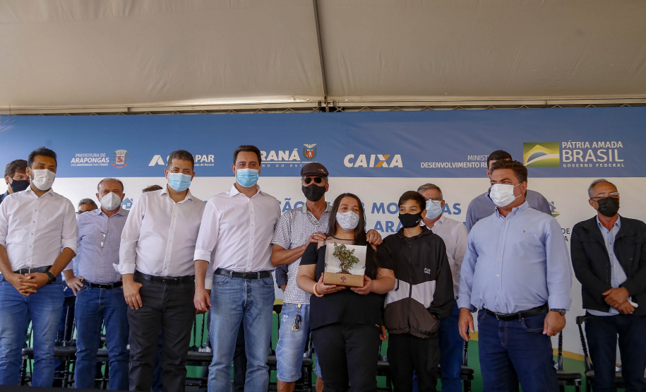 Arapongas, na Região Norte, vai dar um salto de qualidade na questão habitacional. Em ações desenvolvidas pelo Governo do Estado, a cidade vai ganhar nos próximos meses um novo bairro planejado, com 1.479 moradias divididas em duas fases, e uma unidade do Condomínio do Idoso, com 40 residências exclusivas para a terceira idade. - Arapongas, 30/09/2021 - Foto Gilson Abreu/AEN