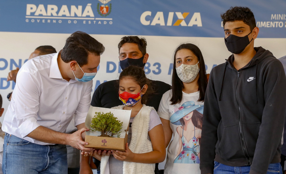 Arapongas, na Região Norte, vai dar um salto de qualidade na questão habitacional. Em ações desenvolvidas pelo Governo do Estado, a cidade vai ganhar nos próximos meses um novo bairro planejado, com 1.479 moradias divididas em duas fases, e uma unidade do Condomínio do Idoso, com 40 residências exclusivas para a terceira idade. - Arapongas, 30/09/2021 - Foto Gilson Abreu/AEN