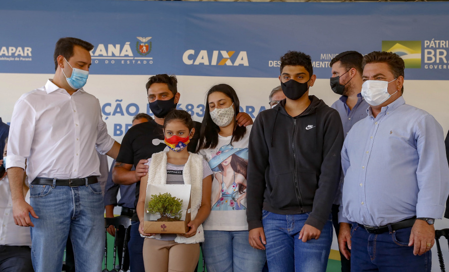 Arapongas, na Região Norte, vai dar um salto de qualidade na questão habitacional. Em ações desenvolvidas pelo Governo do Estado, a cidade vai ganhar nos próximos meses um novo bairro planejado, com 1.479 moradias divididas em duas fases, e uma unidade do Condomínio do Idoso, com 40 residências exclusivas para a terceira idade. - Arapongas, 30/09/2021 - Foto Gilson Abreu/AEN