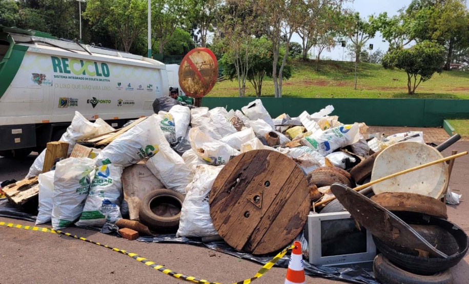 O mutirão ambiental realizado nesta quinta-feira (30) em Cascavel retirou cerca de 12 mil quilos de lixo e entulho nas áreas da bacia do Rio Cascavel, da região do Lago Municipal às margens da BR 277. A ação, promovida pela Sanepar, em parceria com a Copel, Secretaria Municipal de Meio Ambiente, ONG Amigos dos Rios, teve ajuda do Clube Regatas Cascavel, Rotary Clube Integração e voluntários da cidade.  -  Cascavel, 30/09/2021  -  Foto: Sanepar