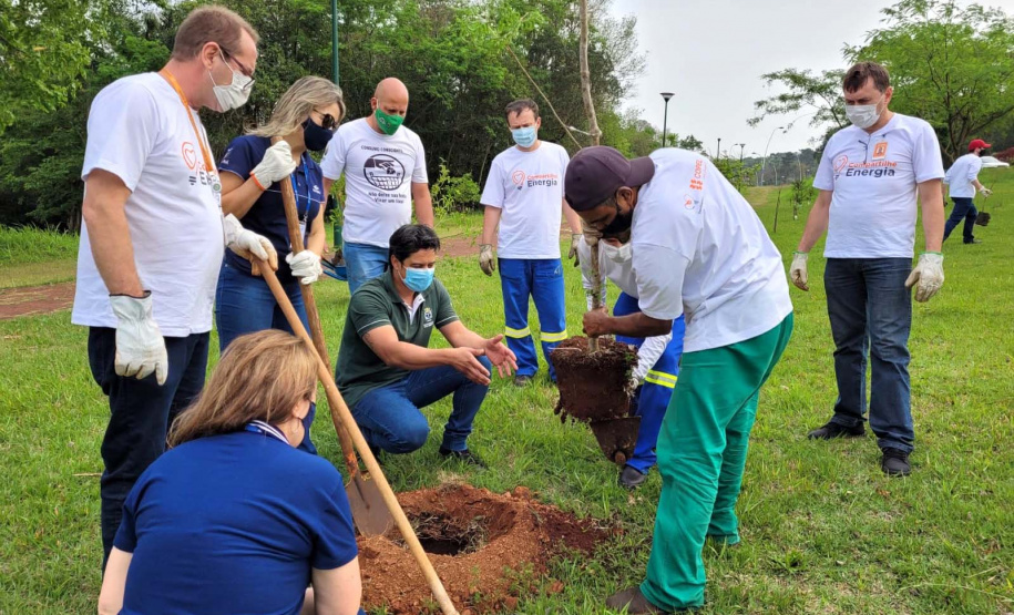 O mutirão ambiental realizado nesta quinta-feira (30) em Cascavel retirou cerca de 12 mil quilos de lixo e entulho nas áreas da bacia do Rio Cascavel, da região do Lago Municipal às margens da BR 277. A ação, promovida pela Sanepar, em parceria com a Copel, Secretaria Municipal de Meio Ambiente, ONG Amigos dos Rios, teve ajuda do Clube Regatas Cascavel, Rotary Clube Integração e voluntários da cidade.  -  Cascavel, 30/09/2021  -  Foto: Sanepar