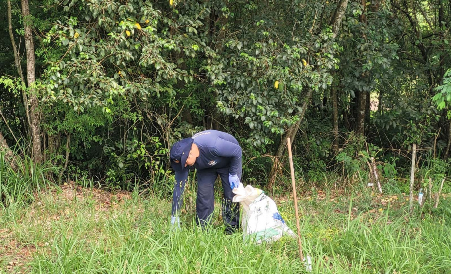 O mutirão ambiental realizado nesta quinta-feira (30) em Cascavel retirou cerca de 12 mil quilos de lixo e entulho nas áreas da bacia do Rio Cascavel, da região do Lago Municipal às margens da BR 277. A ação, promovida pela Sanepar, em parceria com a Copel, Secretaria Municipal de Meio Ambiente, ONG Amigos dos Rios, teve ajuda do Clube Regatas Cascavel, Rotary Clube Integração e voluntários da cidade.  -  Cascavel, 30/09/2021  -  Foto: Sanepar
