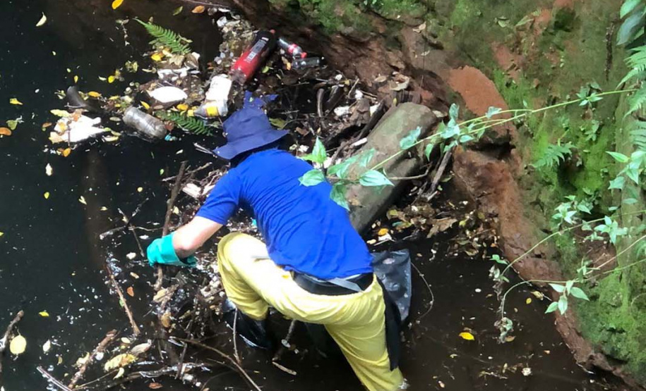 O mutirão ambiental realizado nesta quinta-feira (30) em Cascavel retirou cerca de 12 mil quilos de lixo e entulho nas áreas da bacia do Rio Cascavel, da região do Lago Municipal às margens da BR 277. A ação, promovida pela Sanepar, em parceria com a Copel, Secretaria Municipal de Meio Ambiente, ONG Amigos dos Rios, teve ajuda do Clube Regatas Cascavel, Rotary Clube Integração e voluntários da cidade.  -  Cascavel, 30/09/2021  -  Foto: Sanepar