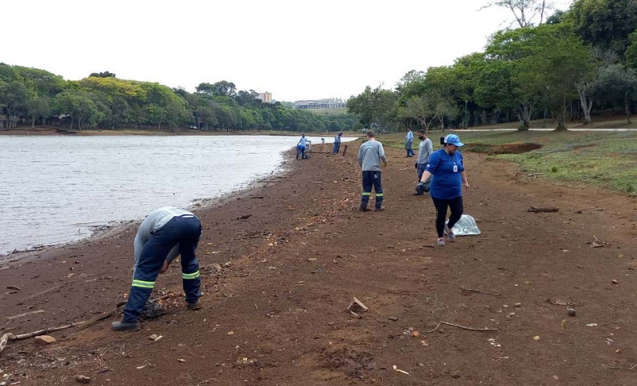 O mutirão ambiental realizado nesta quinta-feira (30) em Cascavel retirou cerca de 12 mil quilos de lixo e entulho nas áreas da bacia do Rio Cascavel, da região do Lago Municipal às margens da BR 277. A ação, promovida pela Sanepar, em parceria com a Copel, Secretaria Municipal de Meio Ambiente, ONG Amigos dos Rios, teve ajuda do Clube Regatas Cascavel, Rotary Clube Integração e voluntários da cidade.  -  Cascavel, 30/09/2021  -  Foto: Sanepar