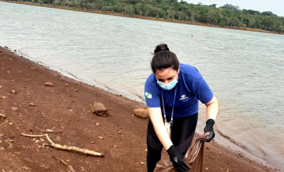 O mutirão ambiental realizado nesta quinta-feira (30) em Cascavel retirou cerca de 12 mil quilos de lixo e entulho nas áreas da bacia do Rio Cascavel, da região do Lago Municipal às margens da BR 277. A ação, promovida pela Sanepar, em parceria com a Copel, Secretaria Municipal de Meio Ambiente, ONG Amigos dos Rios, teve ajuda do Clube Regatas Cascavel, Rotary Clube Integração e voluntários da cidade.  -  Cascavel, 30/09/2021  -  Foto: Sanepar