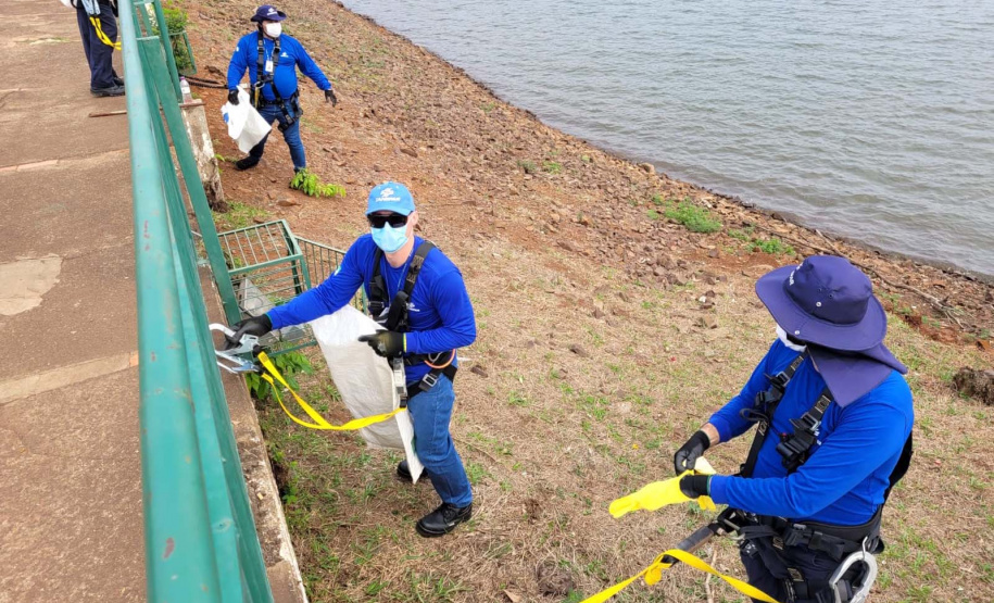 O mutirão ambiental realizado nesta quinta-feira (30) em Cascavel retirou cerca de 12 mil quilos de lixo e entulho nas áreas da bacia do Rio Cascavel, da região do Lago Municipal às margens da BR 277. A ação, promovida pela Sanepar, em parceria com a Copel, Secretaria Municipal de Meio Ambiente, ONG Amigos dos Rios, teve ajuda do Clube Regatas Cascavel, Rotary Clube Integração e voluntários da cidade.  -  Cascavel, 30/09/2021  -  Foto: Sanepar