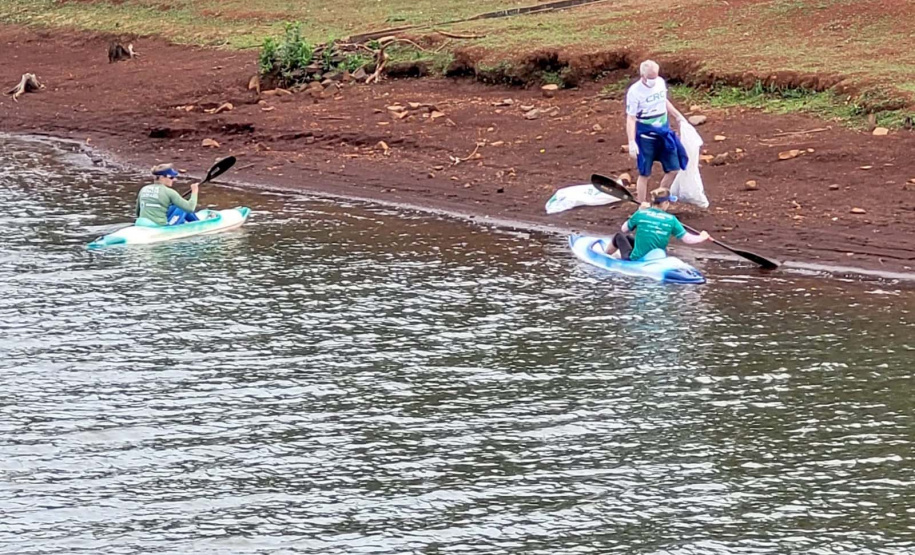 O mutirão ambiental realizado nesta quinta-feira (30) em Cascavel retirou cerca de 12 mil quilos de lixo e entulho nas áreas da bacia do Rio Cascavel, da região do Lago Municipal às margens da BR 277. A ação, promovida pela Sanepar, em parceria com a Copel, Secretaria Municipal de Meio Ambiente, ONG Amigos dos Rios, teve ajuda do Clube Regatas Cascavel, Rotary Clube Integração e voluntários da cidade.  -  Cascavel, 30/09/2021  -  Foto: Sanepar