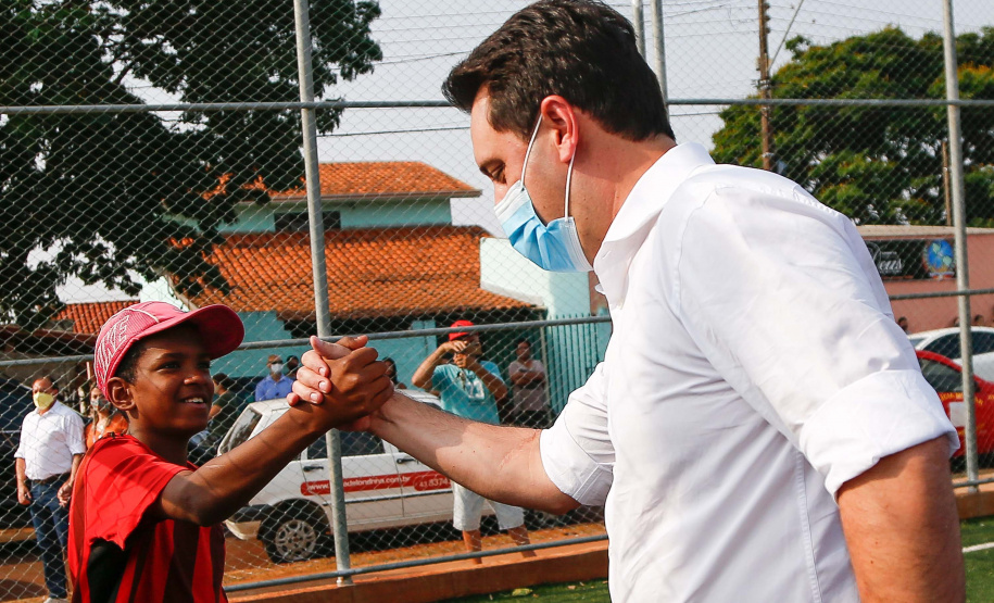 O governador Carlos Massa Ratinho Junior participou nesta quinta-feira (30), em Rolândia, na Região Norte, da inauguração de duas unidades do Meu Campinho, um dos principais programas de esporte e lazer do Governo do Estado. Ele anunciou  também a liberação de R$ 1.799.678,06 para a retomada da construção de um novo Centro Municipal de Educação Infantil (CMEI). 
Foto: Jonathan Campos/AEN