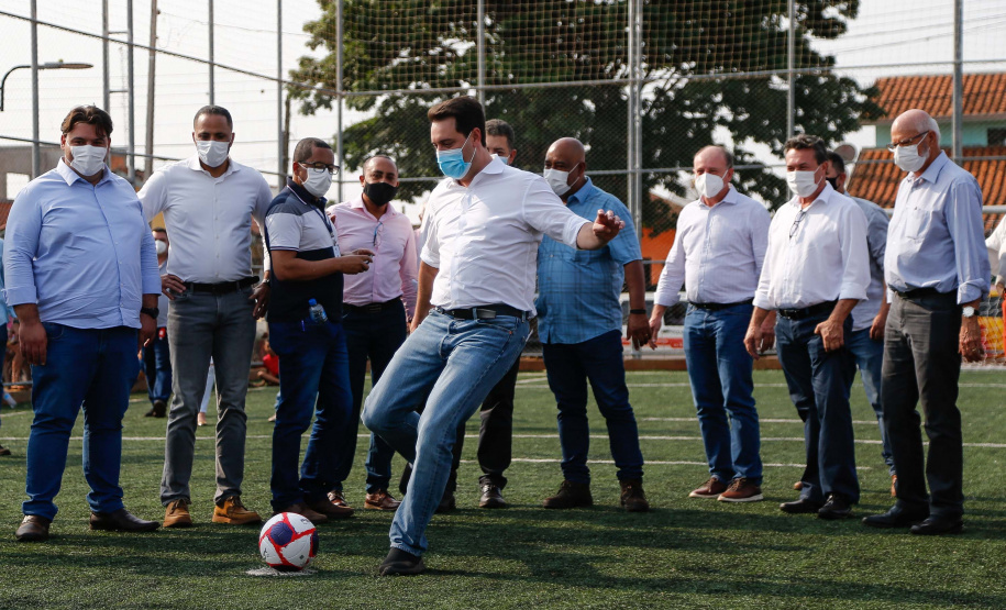 O governador Carlos Massa Ratinho Junior participou nesta quinta-feira (30), em Rolândia, na Região Norte, da inauguração de duas unidades do Meu Campinho, um dos principais programas de esporte e lazer do Governo do Estado. Ele anunciou  também a liberação de R$ 1.799.678,06 para a retomada da construção de um novo Centro Municipal de Educação Infantil (CMEI). 
Foto: Jonathan Campos/AEN