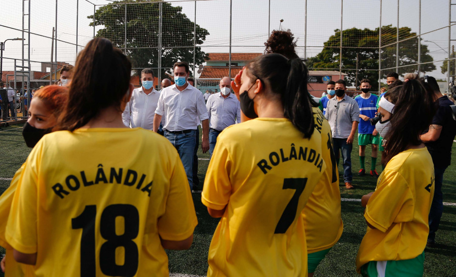 O governador Carlos Massa Ratinho Junior participou nesta quinta-feira (30), em Rolândia, na Região Norte, da inauguração de duas unidades do Meu Campinho, um dos principais programas de esporte e lazer do Governo do Estado. Ele anunciou  também a liberação de R$ 1.799.678,06 para a retomada da construção de um novo Centro Municipal de Educação Infantil (CMEI). 
Foto: Jonathan Campos/AEN