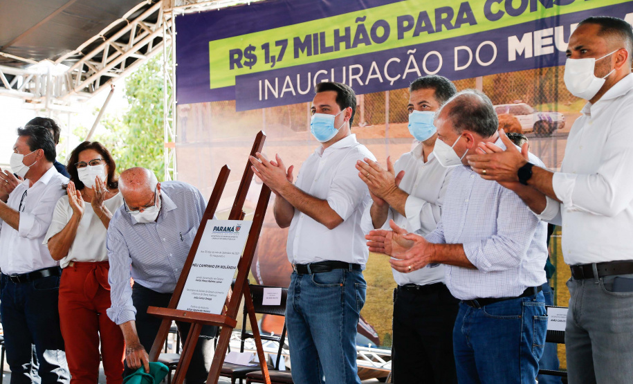 O governador Carlos Massa Ratinho Junior participou nesta quinta-feira (30), em Rolândia, na Região Norte, da inauguração de duas unidades do Meu Campinho, um dos principais programas de esporte e lazer do Governo do Estado. Ele anunciou  também a liberação de R$ 1.799.678,06 para a retomada da construção de um novo Centro Municipal de Educação Infantil (CMEI). 
Foto: Jonathan Campos/AEN