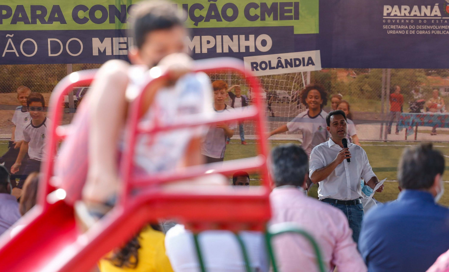 O governador Carlos Massa Ratinho Junior participou nesta quinta-feira (30), em Rolândia, na Região Norte, da inauguração de duas unidades do Meu Campinho, um dos principais programas de esporte e lazer do Governo do Estado. Ele anunciou  também a liberação de R$ 1.799.678,06 para a retomada da construção de um novo Centro Municipal de Educação Infantil (CMEI). 
Foto: Jonathan Campos/AEN