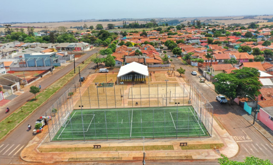 O governador Carlos Massa Ratinho Junior participou nesta quinta-feira (30), em Rolândia, na Região Norte, da inauguração de duas unidades do Meu Campinho, um dos principais programas de esporte e lazer do Governo do Estado. Ele anunciou  também a liberação de R$ 1.799.678,06 para a retomada da construção de um novo Centro Municipal de Educação Infantil (CMEI). 
Foto: Alessandro Vieira/SEDEST