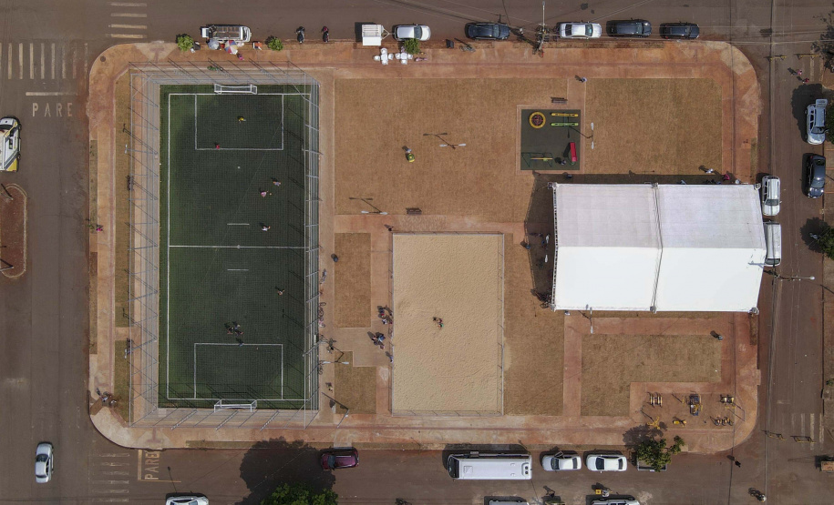 O governador Carlos Massa Ratinho Junior participou nesta quinta-feira (30), em Rolândia, na Região Norte, da inauguração de duas unidades do Meu Campinho, um dos principais programas de esporte e lazer do Governo do Estado. Ele anunciou  também a liberação de R$ 1.799.678,06 para a retomada da construção de um novo Centro Municipal de Educação Infantil (CMEI). 
Foto Gilson Abreu/AEN