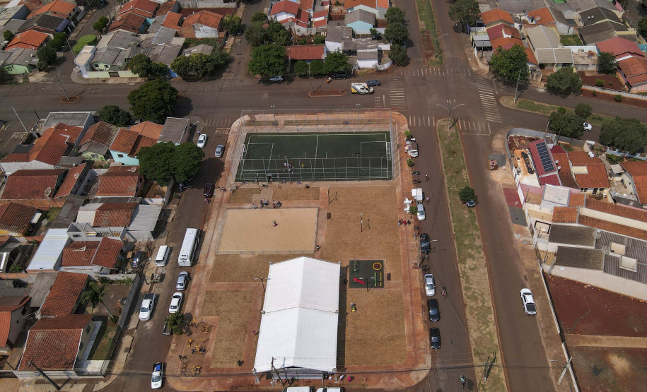 O governador Carlos Massa Ratinho Junior participou nesta quinta-feira (30), em Rolândia, na Região Norte, da inauguração de duas unidades do Meu Campinho, um dos principais programas de esporte e lazer do Governo do Estado. Ele anunciou  também a liberação de R$ 1.799.678,06 para a retomada da construção de um novo Centro Municipal de Educação Infantil (CMEI). 
Foto Gilson Abreu/AEN