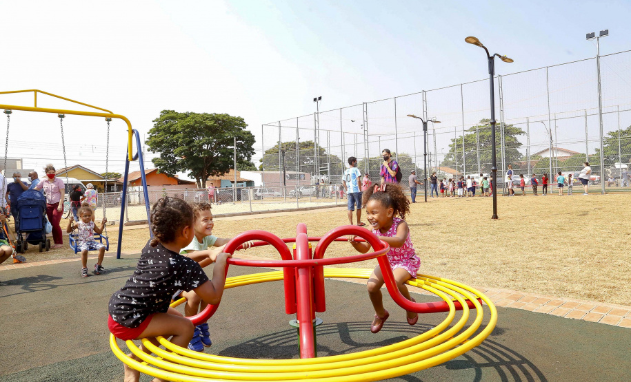 O governador Carlos Massa Ratinho Junior participou nesta quinta-feira (30), em Rolândia, na Região Norte, da inauguração de duas unidades do Meu Campinho, um dos principais programas de esporte e lazer do Governo do Estado. Ele anunciou  também a liberação de R$ 1.799.678,06 para a retomada da construção de um novo Centro Municipal de Educação Infantil (CMEI). 
Foto Gilson Abreu/AEN