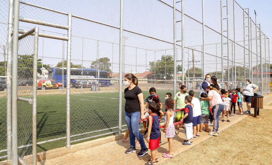 O governador Carlos Massa Ratinho Junior participou nesta quinta-feira (30), em Rolândia, na Região Norte, da inauguração de duas unidades do Meu Campinho, um dos principais programas de esporte e lazer do Governo do Estado. Ele anunciou  também a liberação de R$ 1.799.678,06 para a retomada da construção de um novo Centro Municipal de Educação Infantil (CMEI). 
Foto Gilson Abreu/AEN