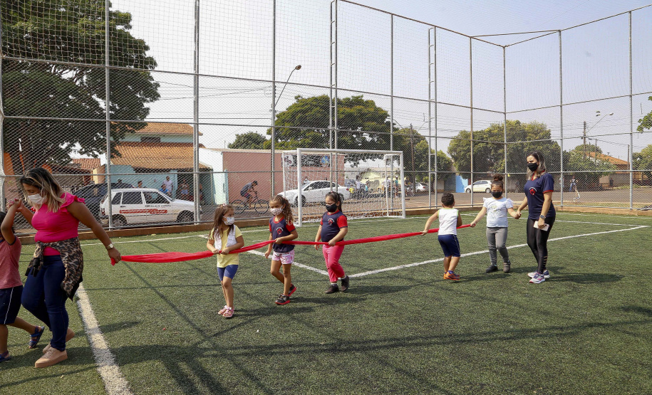 O governador Carlos Massa Ratinho Junior participou nesta quinta-feira (30), em Rolândia, na Região Norte, da inauguração de duas unidades do Meu Campinho, um dos principais programas de esporte e lazer do Governo do Estado. Ele anunciou  também a liberação de R$ 1.799.678,06 para a retomada da construção de um novo Centro Municipal de Educação Infantil (CMEI). 
Foto Gilson Abreu/AEN