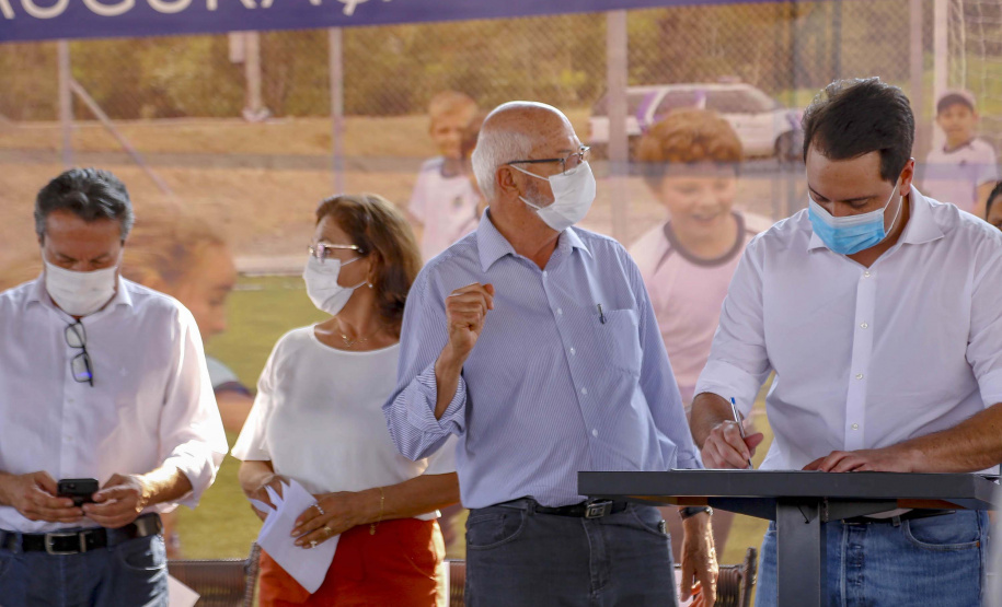 O governador Carlos Massa Ratinho Junior participou nesta quinta-feira (30), em Rolândia, na Região Norte, da inauguração de duas unidades do Meu Campinho, um dos principais programas de esporte e lazer do Governo do Estado. Ele anunciou  também a liberação de R$ 1.799.678,06 para a retomada da construção de um novo Centro Municipal de Educação Infantil (CMEI). 
Foto Gilson Abreu/AEN