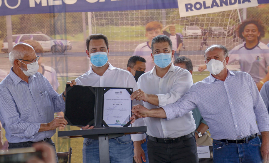 O governador Carlos Massa Ratinho Junior participou nesta quinta-feira (30), em Rolândia, na Região Norte, da inauguração de duas unidades do Meu Campinho, um dos principais programas de esporte e lazer do Governo do Estado. Ele anunciou  também a liberação de R$ 1.799.678,06 para a retomada da construção de um novo Centro Municipal de Educação Infantil (CMEI). 
Foto Gilson Abreu/AEN