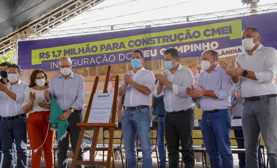 O governador Carlos Massa Ratinho Junior participou nesta quinta-feira (30), em Rolândia, na Região Norte, da inauguração de duas unidades do Meu Campinho, um dos principais programas de esporte e lazer do Governo do Estado. Ele anunciou  também a liberação de R$ 1.799.678,06 para a retomada da construção de um novo Centro Municipal de Educação Infantil (CMEI). 
Foto Gilson Abreu/AEN