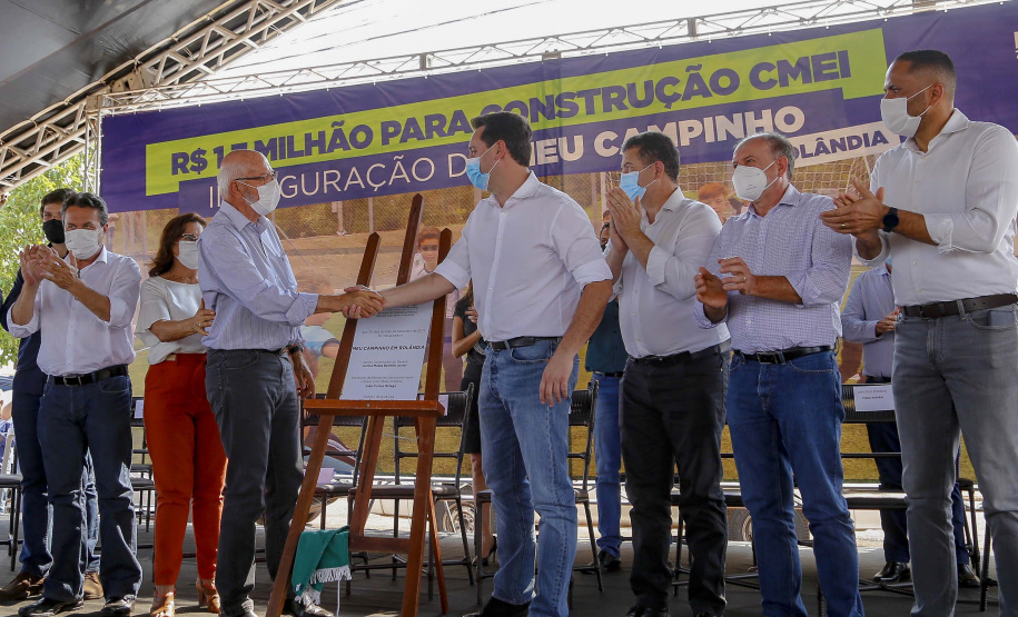 O governador Carlos Massa Ratinho Junior participou nesta quinta-feira (30), em Rolândia, na Região Norte, da inauguração de duas unidades do Meu Campinho, um dos principais programas de esporte e lazer do Governo do Estado. Ele anunciou  também a liberação de R$ 1.799.678,06 para a retomada da construção de um novo Centro Municipal de Educação Infantil (CMEI). 
Foto Gilson Abreu/AEN