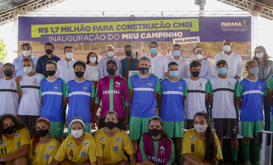 O governador Carlos Massa Ratinho Junior participou nesta quinta-feira (30), em Rolândia, na Região Norte, da inauguração de duas unidades do Meu Campinho, um dos principais programas de esporte e lazer do Governo do Estado. Ele anunciou  também a liberação de R$ 1.799.678,06 para a retomada da construção de um novo Centro Municipal de Educação Infantil (CMEI). 
Foto Gilson Abreu/AEN
