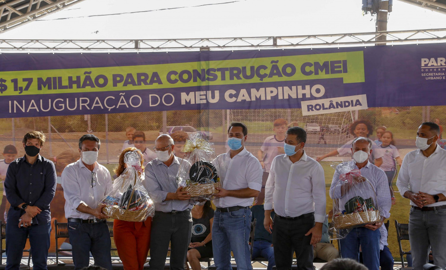 O governador Carlos Massa Ratinho Junior participou nesta quinta-feira (30), em Rolândia, na Região Norte, da inauguração de duas unidades do Meu Campinho, um dos principais programas de esporte e lazer do Governo do Estado. Ele anunciou  também a liberação de R$ 1.799.678,06 para a retomada da construção de um novo Centro Municipal de Educação Infantil (CMEI). 
Foto Gilson Abreu/AEN