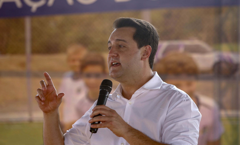 O governador Carlos Massa Ratinho Junior participou nesta quinta-feira (30), em Rolândia, na Região Norte, da inauguração de duas unidades do Meu Campinho, um dos principais programas de esporte e lazer do Governo do Estado. Ele anunciou  também a liberação de R$ 1.799.678,06 para a retomada da construção de um novo Centro Municipal de Educação Infantil (CMEI). 
Foto Gilson Abreu/AEN