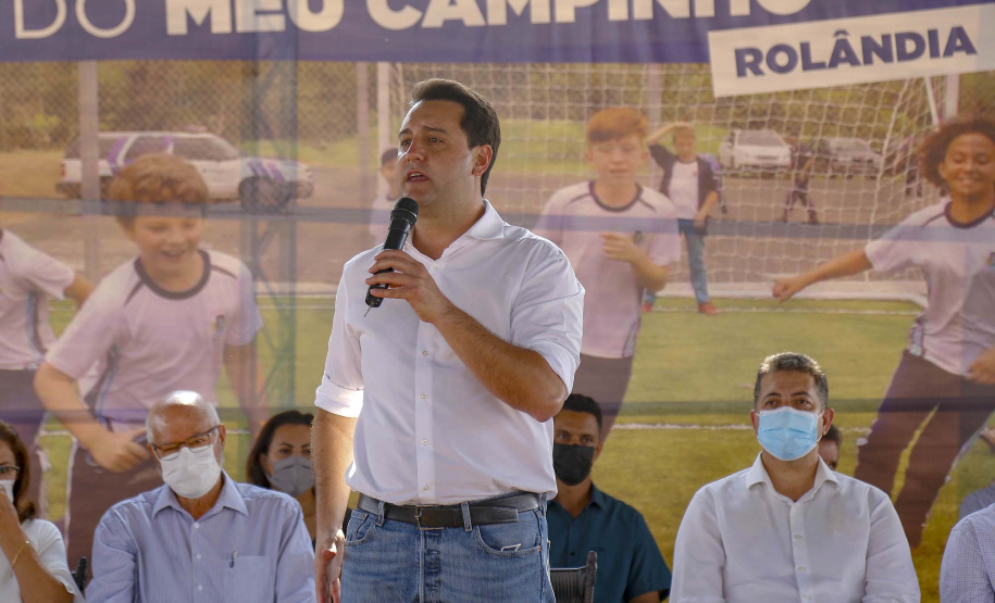 O governador Carlos Massa Ratinho Junior participou nesta quinta-feira (30), em Rolândia, na Região Norte, da inauguração de duas unidades do Meu Campinho, um dos principais programas de esporte e lazer do Governo do Estado. Ele anunciou  também a liberação de R$ 1.799.678,06 para a retomada da construção de um novo Centro Municipal de Educação Infantil (CMEI). 
Foto Gilson Abreu/AEN