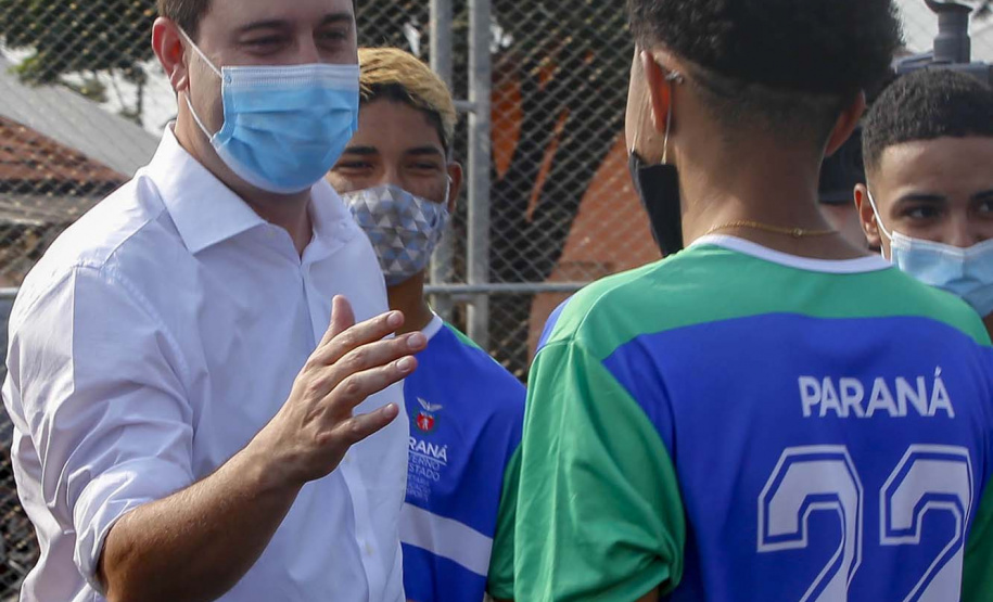 O governador Carlos Massa Ratinho Junior participou nesta quinta-feira (30), em Rolândia, na Região Norte, da inauguração de duas unidades do Meu Campinho, um dos principais programas de esporte e lazer do Governo do Estado. Ele anunciou  também a liberação de R$ 1.799.678,06 para a retomada da construção de um novo Centro Municipal de Educação Infantil (CMEI). 
Foto Gilson Abreu/AEN