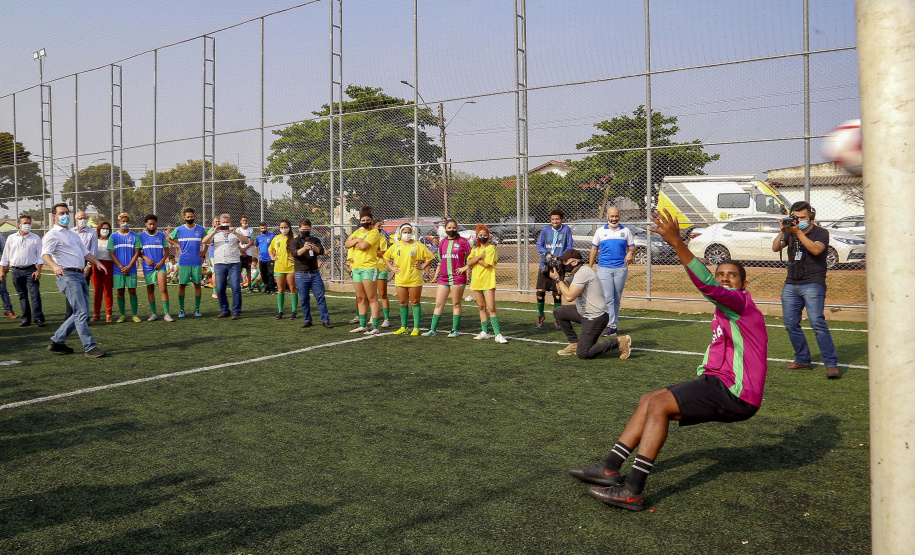 O governador Carlos Massa Ratinho Junior participou nesta quinta-feira (30), em Rolândia, na Região Norte, da inauguração de duas unidades do Meu Campinho, um dos principais programas de esporte e lazer do Governo do Estado. Ele anunciou  também a liberação de R$ 1.799.678,06 para a retomada da construção de um novo Centro Municipal de Educação Infantil (CMEI). 
Foto Gilson Abreu/AEN