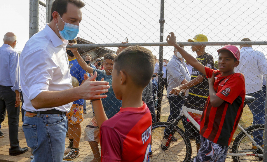 O governador Carlos Massa Ratinho Junior participou nesta quinta-feira (30), em Rolândia, na Região Norte, da inauguração de duas unidades do Meu Campinho, um dos principais programas de esporte e lazer do Governo do Estado. Ele anunciou  também a liberação de R$ 1.799.678,06 para a retomada da construção de um novo Centro Municipal de Educação Infantil (CMEI). 
Foto Gilson Abreu/AEN