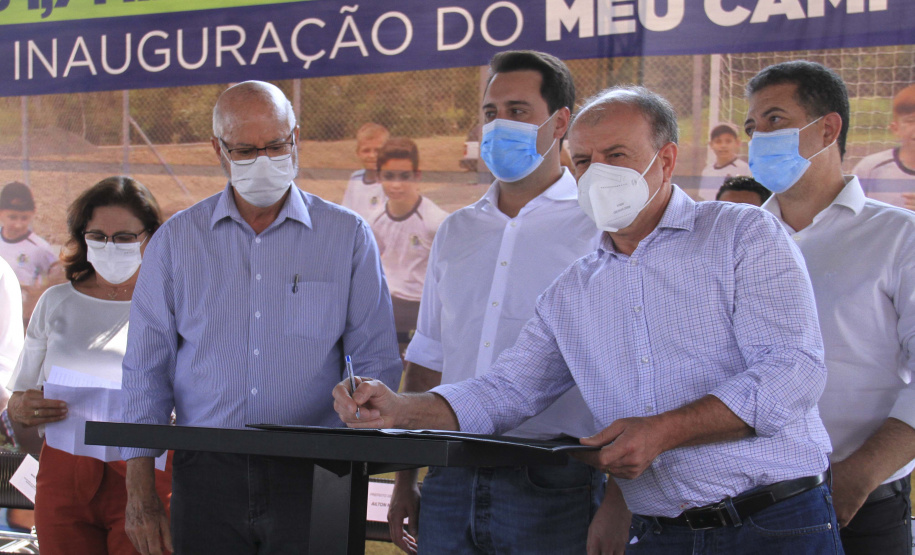 O governador Carlos Massa Ratinho Junior participou nesta quinta-feira (30), em Rolândia, na região Norte, da inauguração de duas unidades do Meu Campinho, um dos principais programas de esporte e lazer do Governo do Estado. Foto: Gustavo Pontes/SEDU